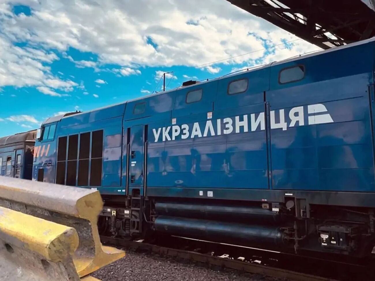 По информации Telegraf, "Укрзалізниця" не только перестала организовывать аукционы, но и прекратила отгрузку металлолома по уже заключенным контрактам, торги по которым были проведены зимой 2023 года