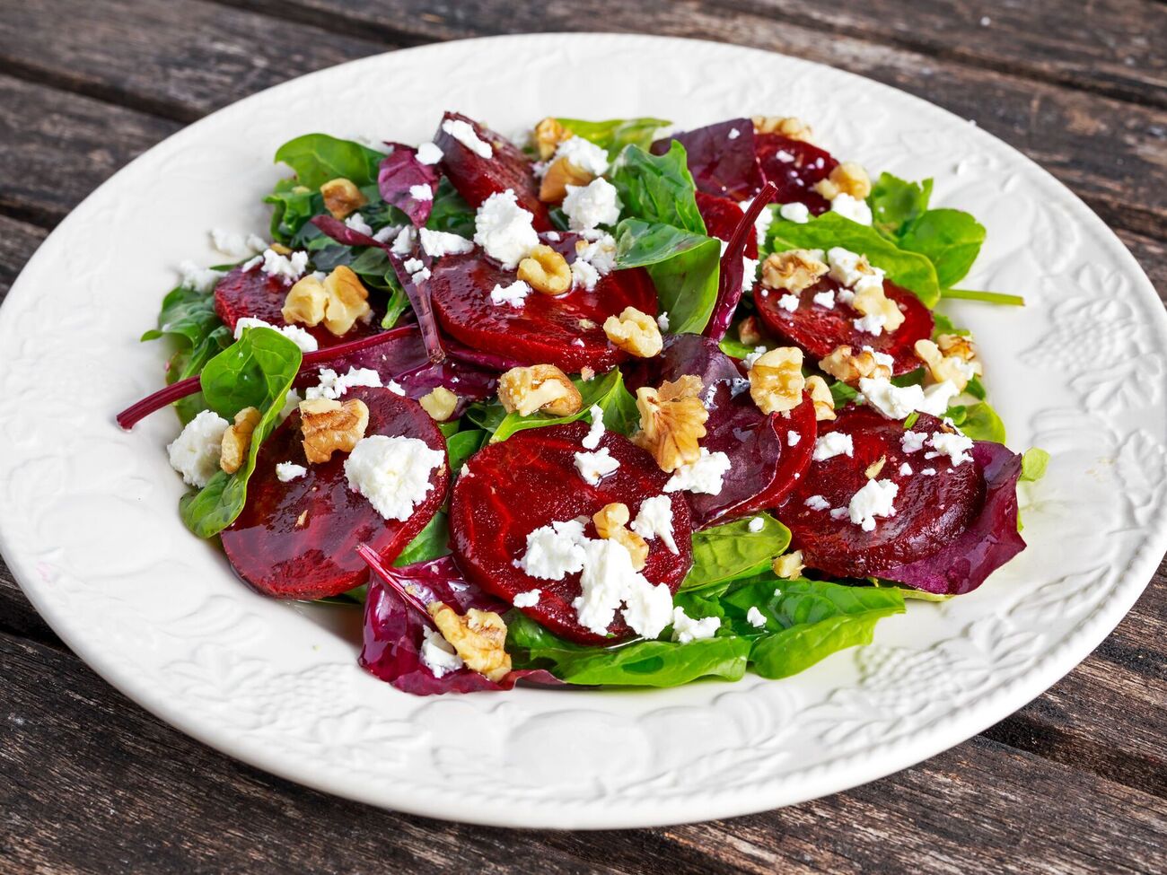 Для салата свеклу запеките или отварите до готовности, вишню разморозьте при комнатной температуре, слейте образовавшуюся жидкость