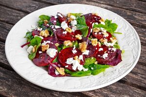 Для салата свеклу запеките или отварите до готовности, вишню разморозьте при комнатной температуре, слейте образовавшуюся жидкость