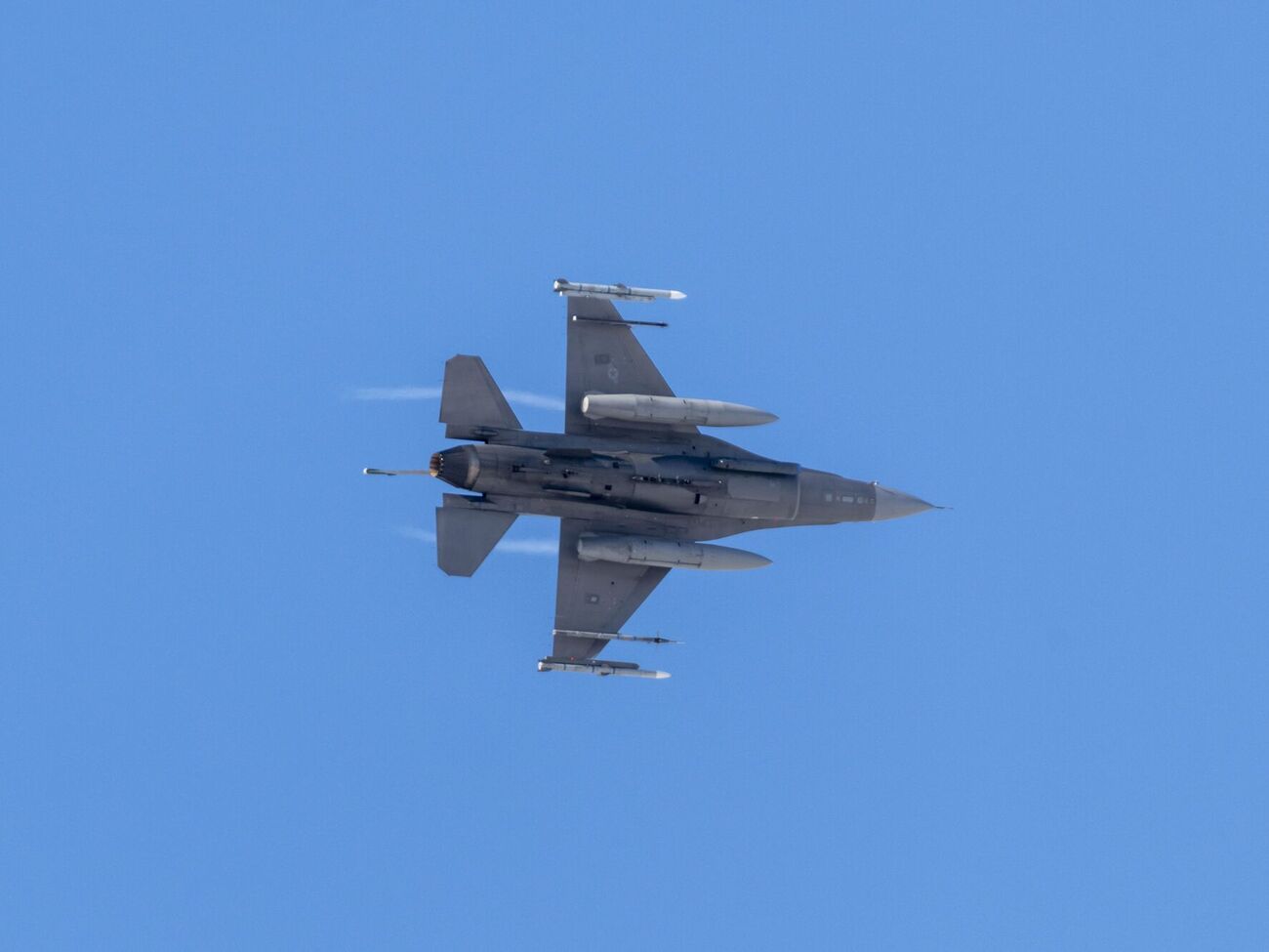 Первую партию F-16 Украина получит в 2024 году, отметил Зеленский