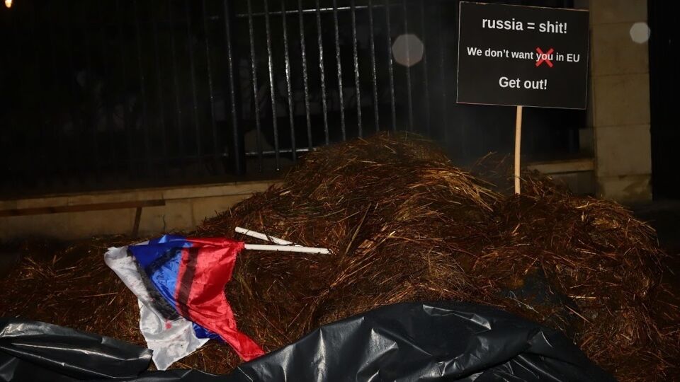 К резиденции посла РФ также принесли окровавленный флаг страны-агрессора