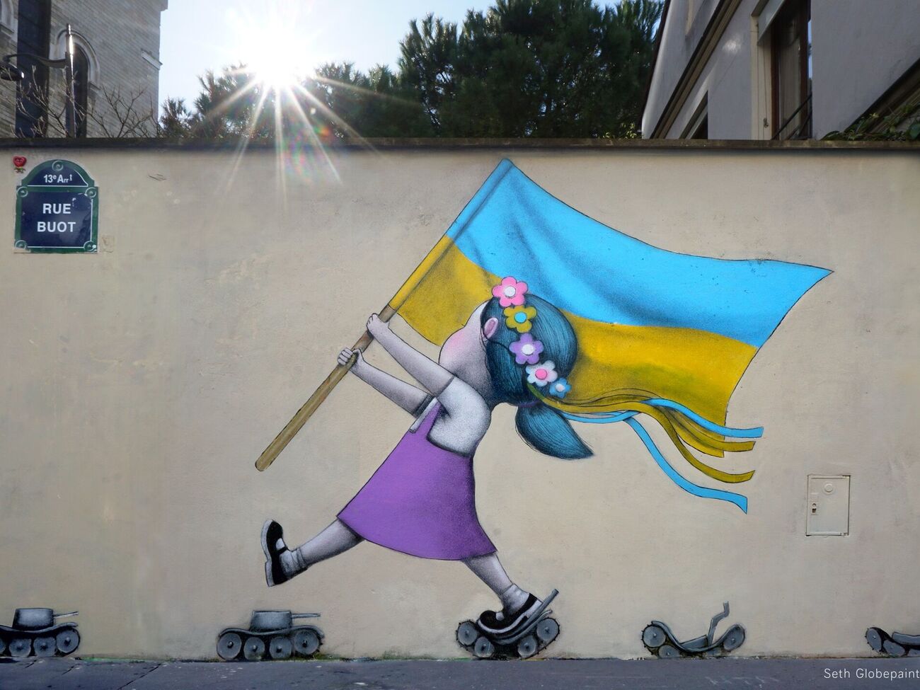 Макрон запостив фото з муралом, присвяченим Україні