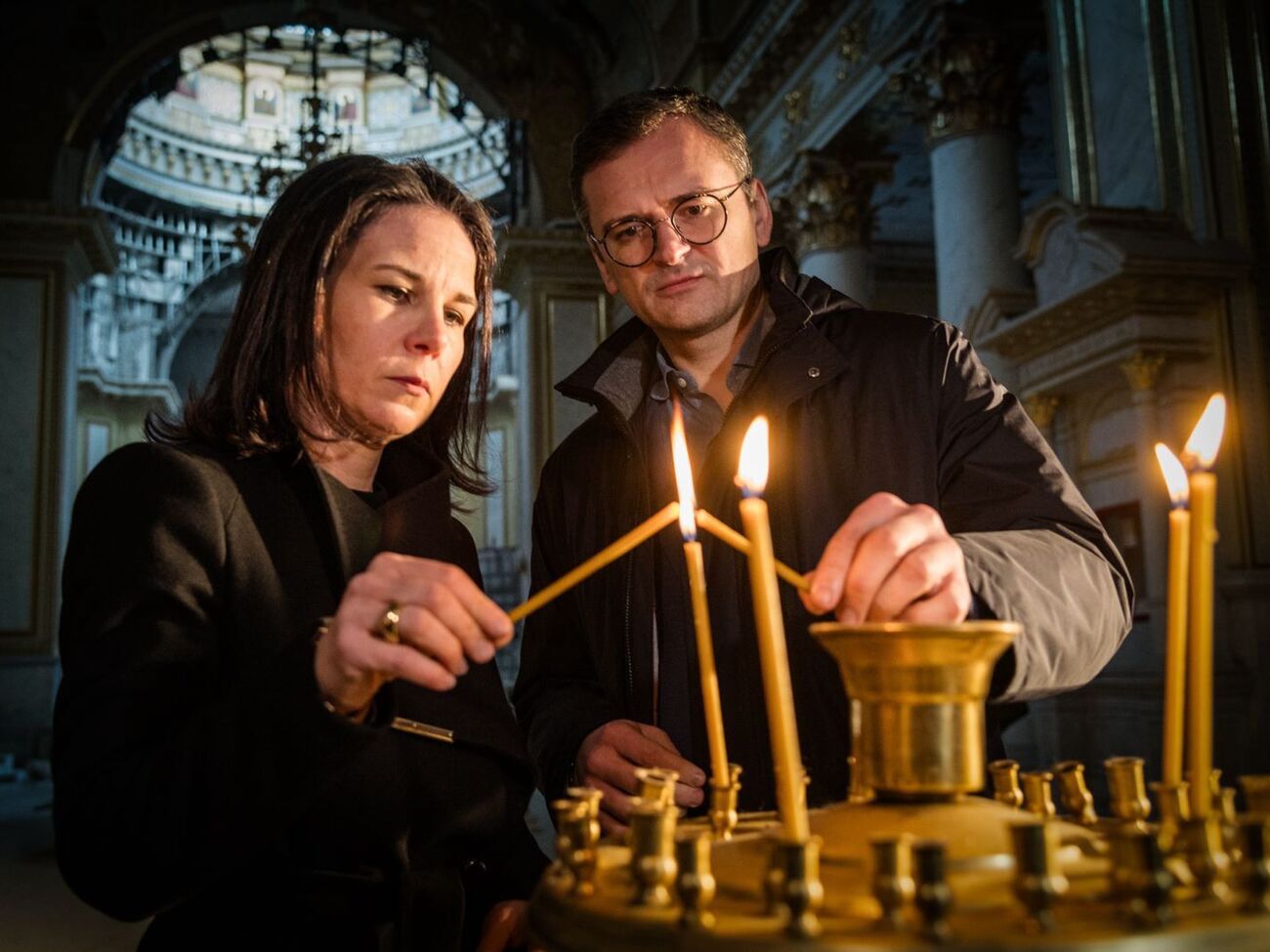 Бербок и Кулеба посетили поврежденный в результате российского удара Спасо-Преображенский собор в Одессе