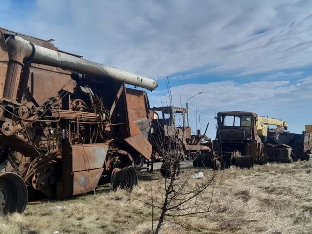 Украинские фермеры привезли уничтоженную оккупантами технику на польскую границу