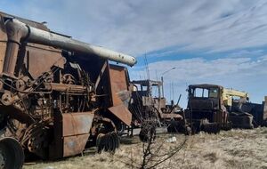 Украинские фермеры привезли уничтоженную оккупантами технику на польскую границу