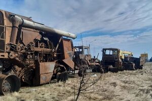 Українські фермери привезли знищену окупантами техніку на польський кордон
