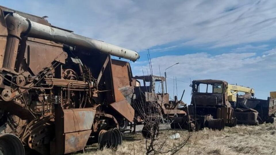Українські фермери привезли знищену окупантами техніку на польський кордон