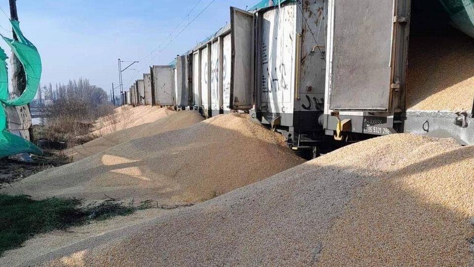 У ніч на 25 лютого на станції Котомеж висипали українську агропродукцію з восьми напіввагонів, зазначили в Мінінфраструктури