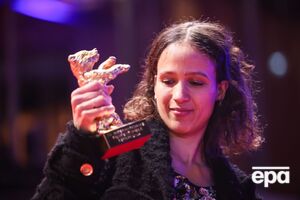 Режиссер Диоп получила "Золотого медведя" за картину "Дагомея"