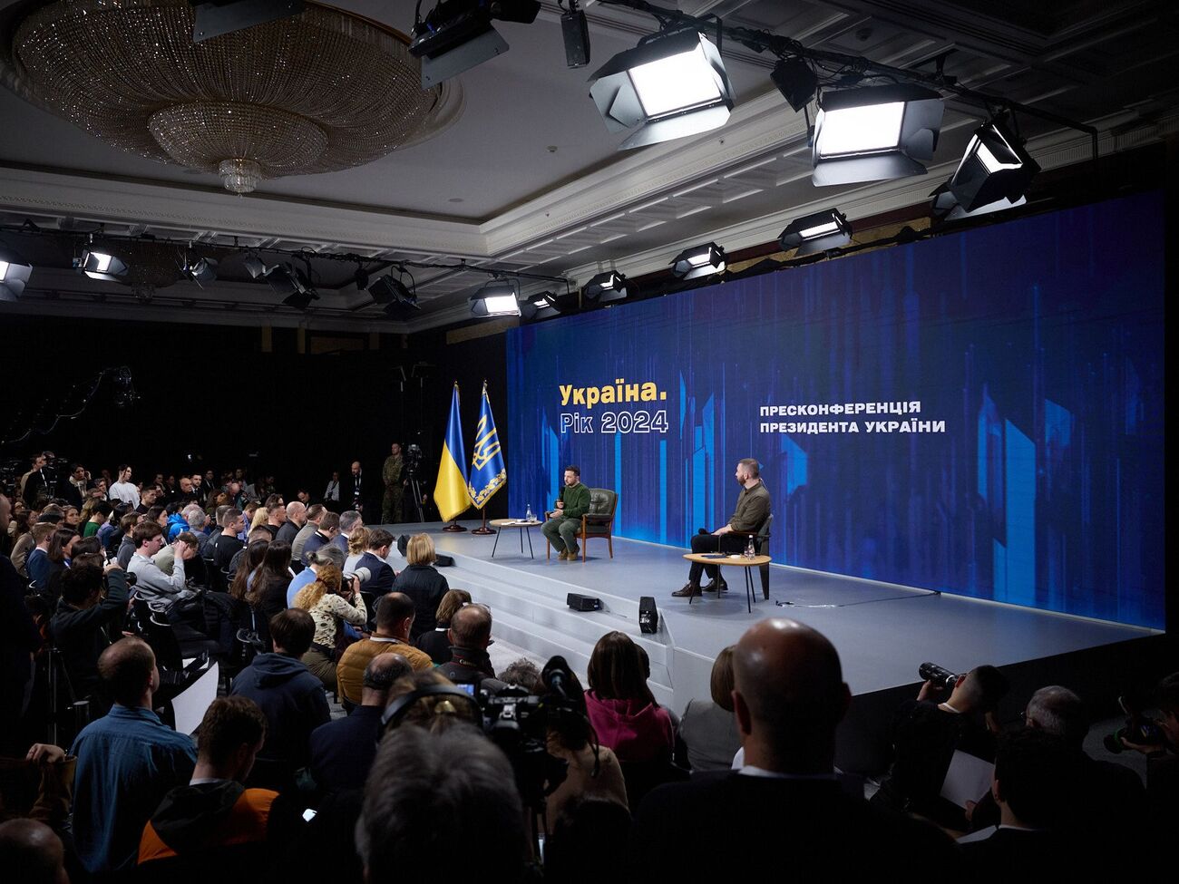 В случае задержки военной помощи от США Украина будет искать другие возможности покупать оружие, отметил Зеленский