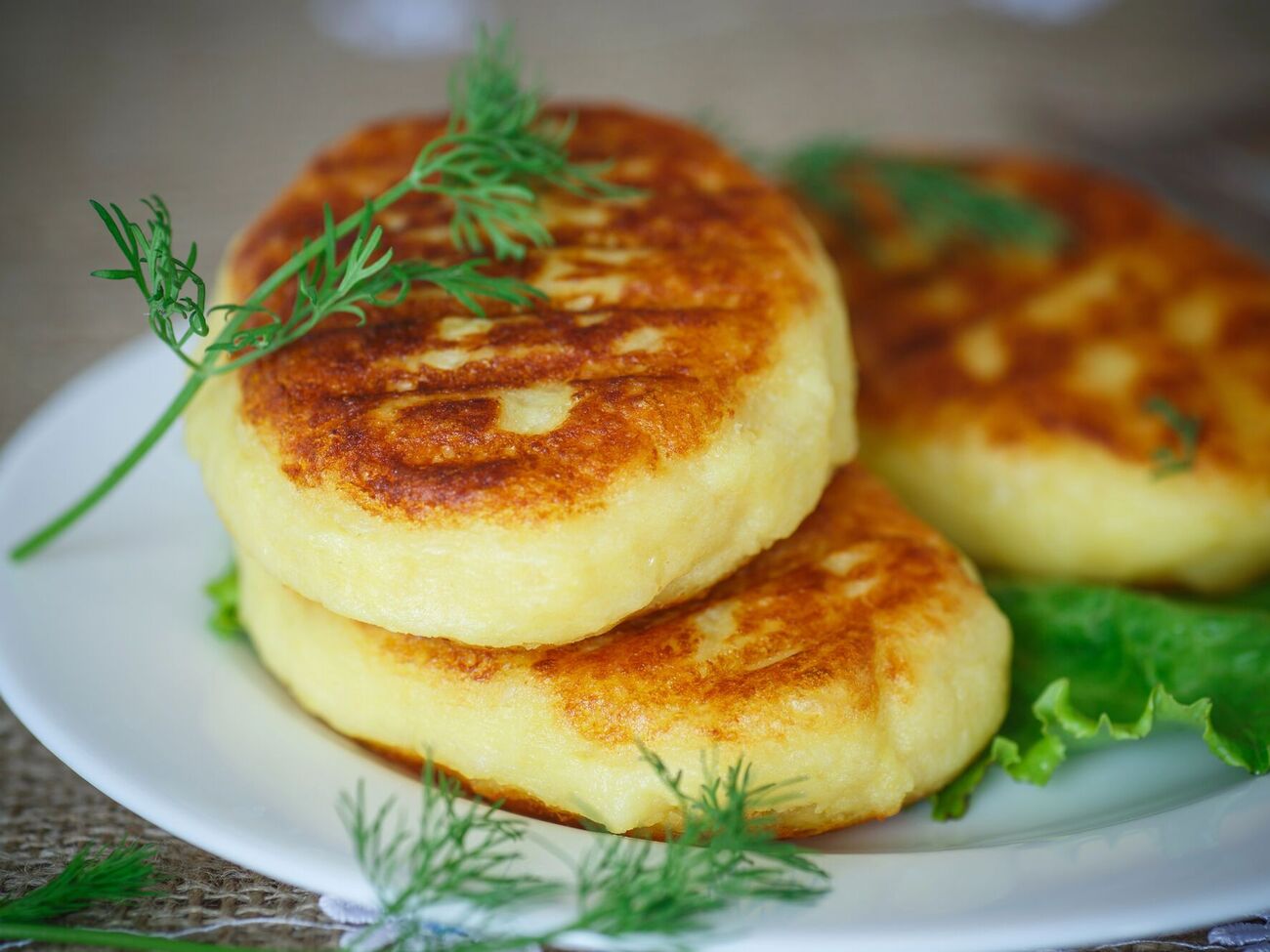 В качестве начинки для зраз можно использовать готовое мясо с луком, фарш из отварной рыбы, консервированный тунец, яйцо или зелень, тушеную капусту или сыр