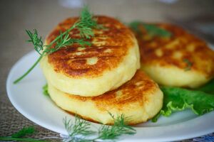 В качестве начинки для зраз можно использовать готовое мясо с луком, фарш из отварной рыбы, консервированный тунец, яйцо или зелень, тушеную капусту или сыр