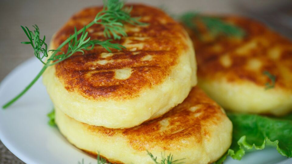 В качестве начинки для зраз можно использовать готовое мясо с луком, фарш из отварной рыбы, консервированный тунец, яйцо или зелень, тушеную капусту или сыр