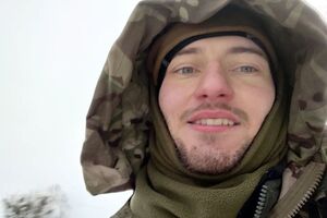 Смоленський: Після отримання поранення говорити та співати вже не було можливості. Рот був зашитий, а трахеостомічна трубка в гортані забезпечувала штучну вентиляцію легенів протягом наступних двох місяців