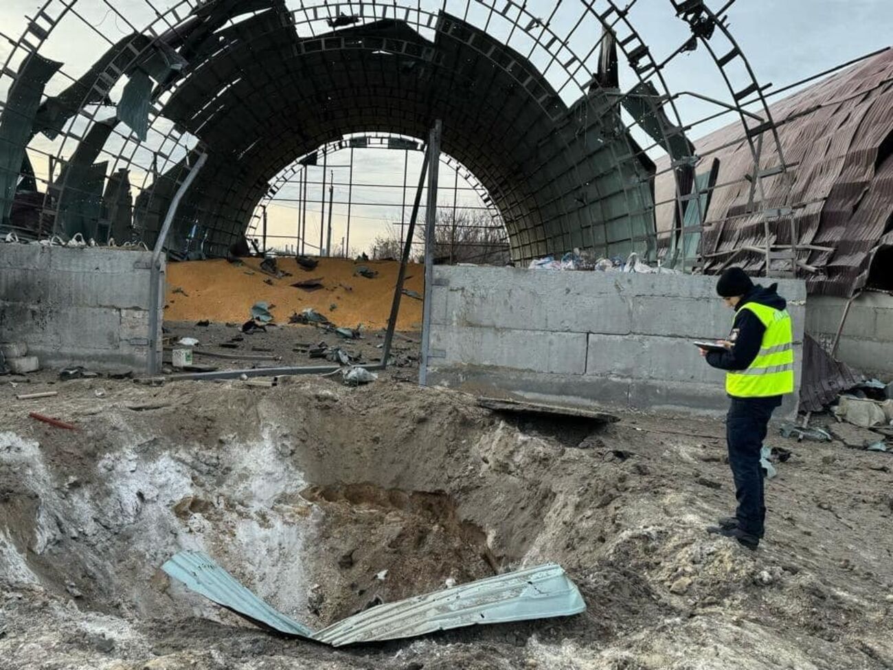 Возле ангара от российского удара осталась воронка глубиной три метра и шесть метров в диаметре, отметили в полиции Харьковской области