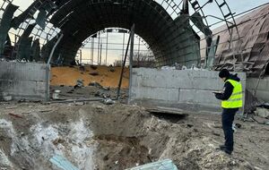 Возле ангара от российского удара осталась воронка глубиной три метра и шесть метров в диаметре, отметили в полиции Харьковской области