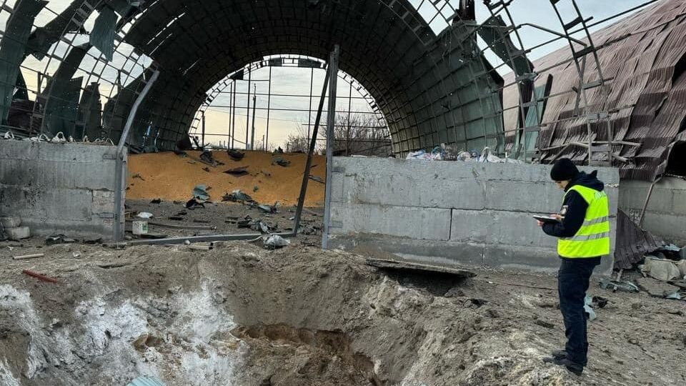 Возле ангара от российского удара осталась воронка глубиной три метра и шесть метров в диаметре, отметили в полиции Харьковской области