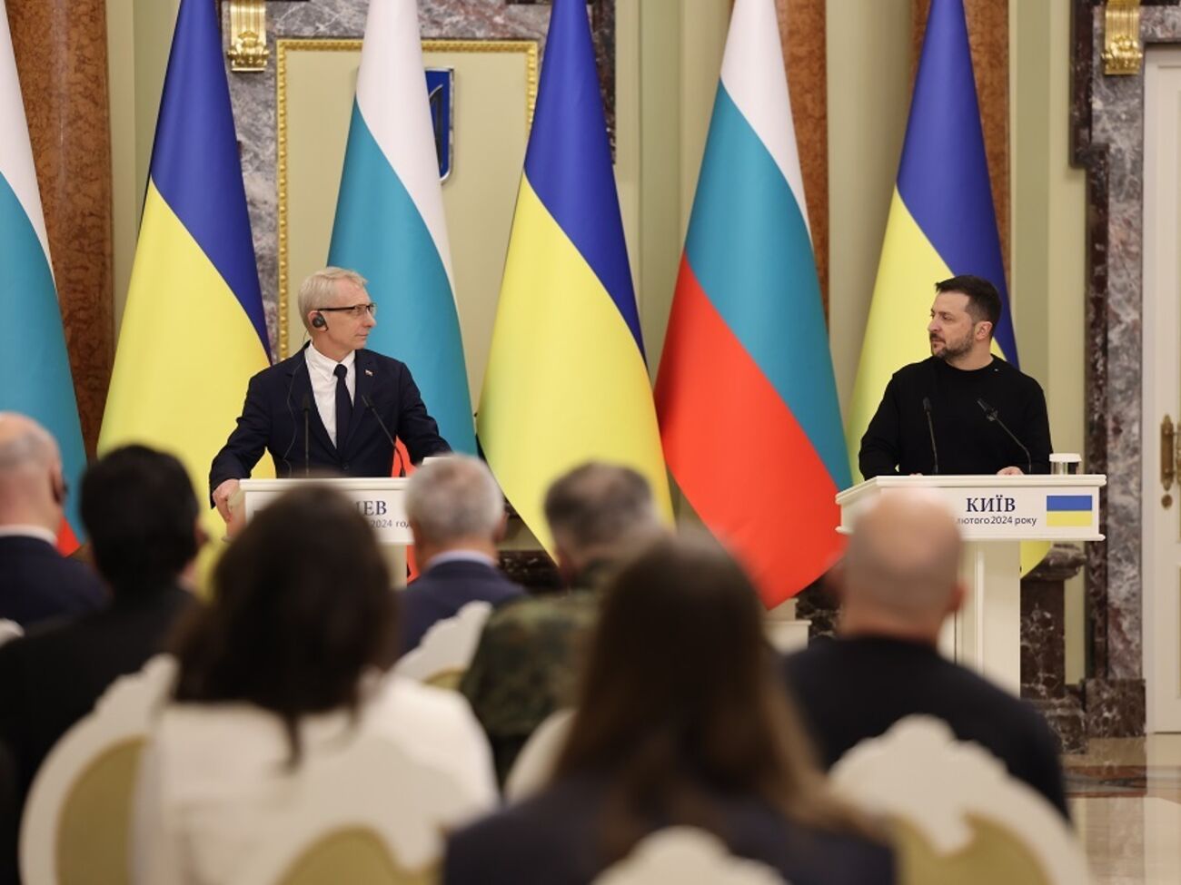 Денков (ліворуч) у Києві заявив Зеленському (праворуч), що Болгарія "солідарна з Україною в її битві за справедливий мир"