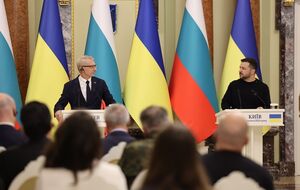 Денков (слева) в Киеве заявил Зеленскому (справа), что Болгария "солидарна с Украиной в ее битве за справедливый мир"