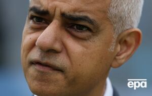 На средства от продажи недвижимости российских олигархов можно было бы построить в Лондоне более 4 тыс. недорогих домов, отметил Хан