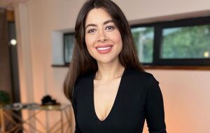 Эсхакзай призналась, что сейчас ее вес составляет около 56 кг, хотя сразу после похудения она весила 52,5 кг