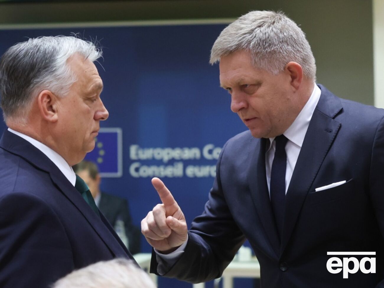 Орбана и Фицо встретили протестами