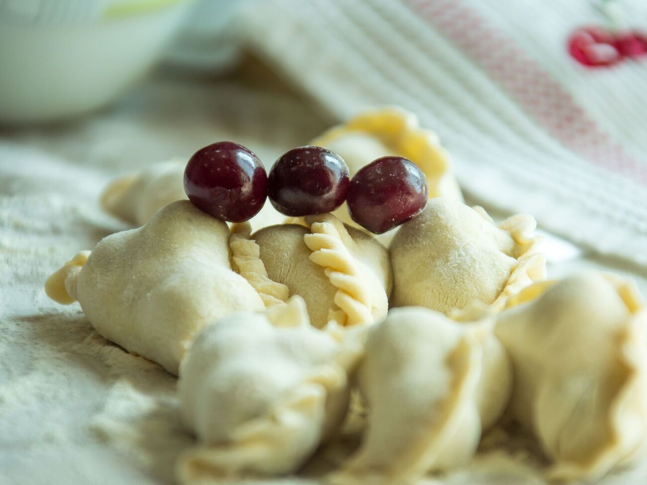 Готовьте вареники с двух сторон на среднем огне, равномерно распределив их над паром