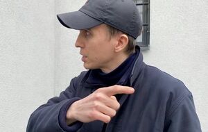 Ткача й оператора розпитували, чи будуть вони розповідати публічно, що їх затримували, зазначили в УП