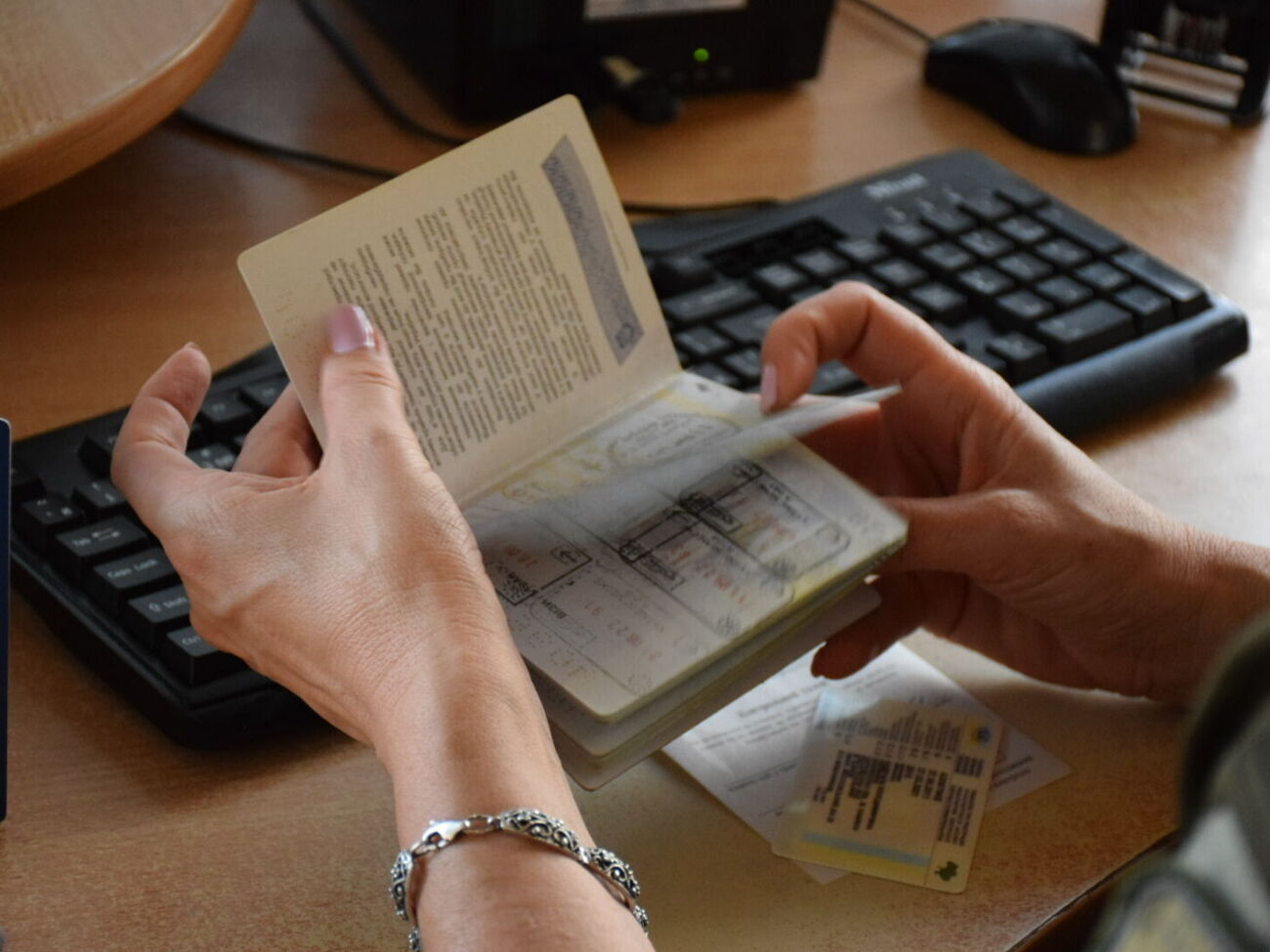 Під час перевірки документів чоловіка інспектори встановили, що одне зі свідоцтв містить ознаки підроблення, зазначили у ДПСУ