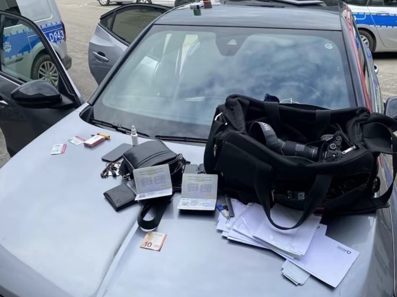 Ткач сообщил, что его вместе с оператором привезли в комендатуру в Польше, где около 10 человек "начали обыскивать машину, выбросили вещи на капот, забрали документы"