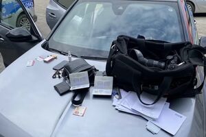 Ткач сообщил, что его вместе с оператором привезли в комендатуру в Польше, где около 10 человек "начали обыскивать машину, выбросили вещи на капот, забрали документы"