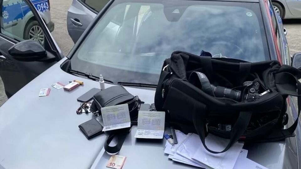 Ткач сообщил, что его вместе с оператором привезли в комендатуру в Польше, где около 10 человек "начали обыскивать машину, выбросили вещи на капот, забрали документы"