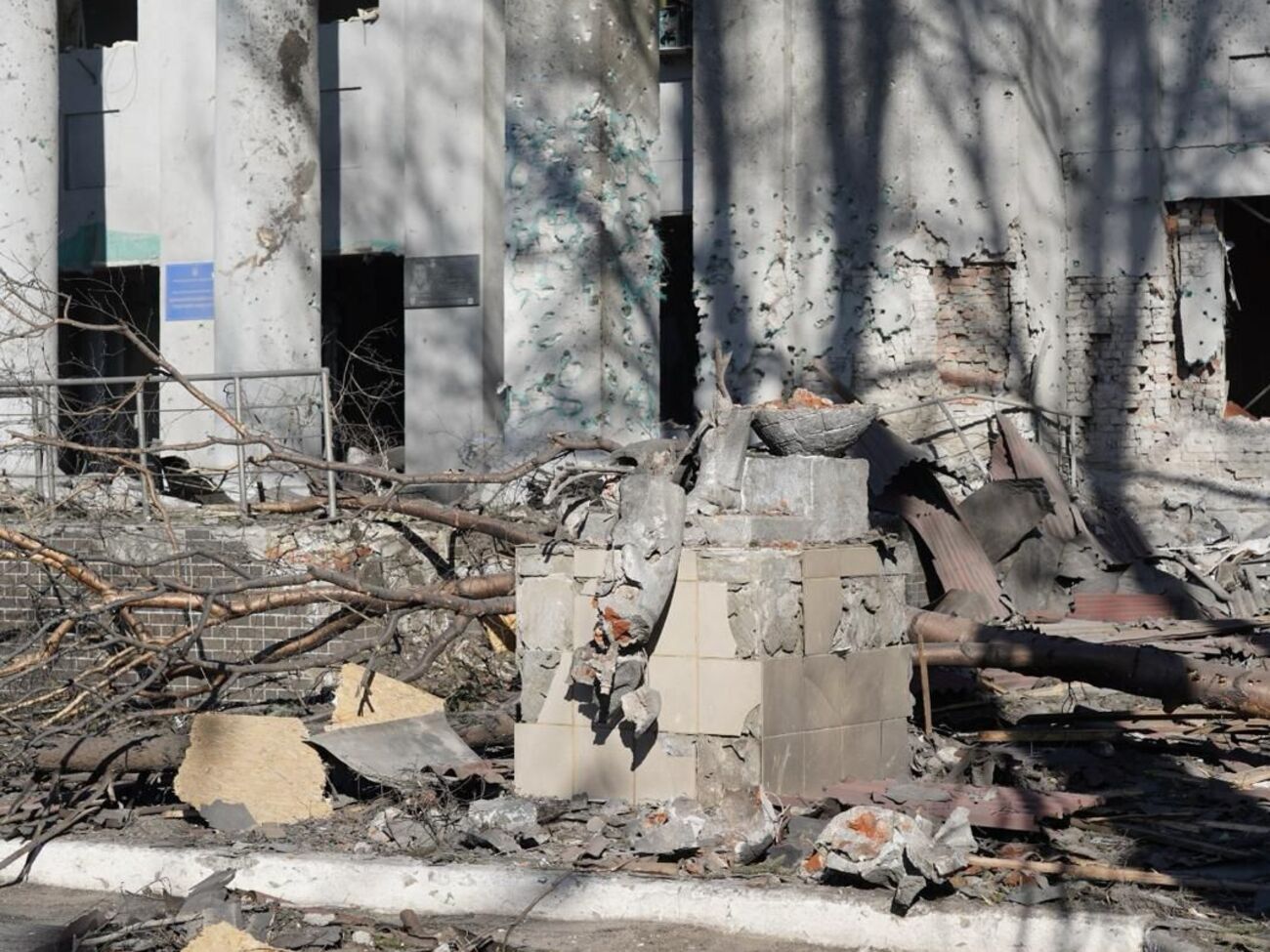 За сутки под обстрелы попали 104 объекта гражданской инфраструктуры