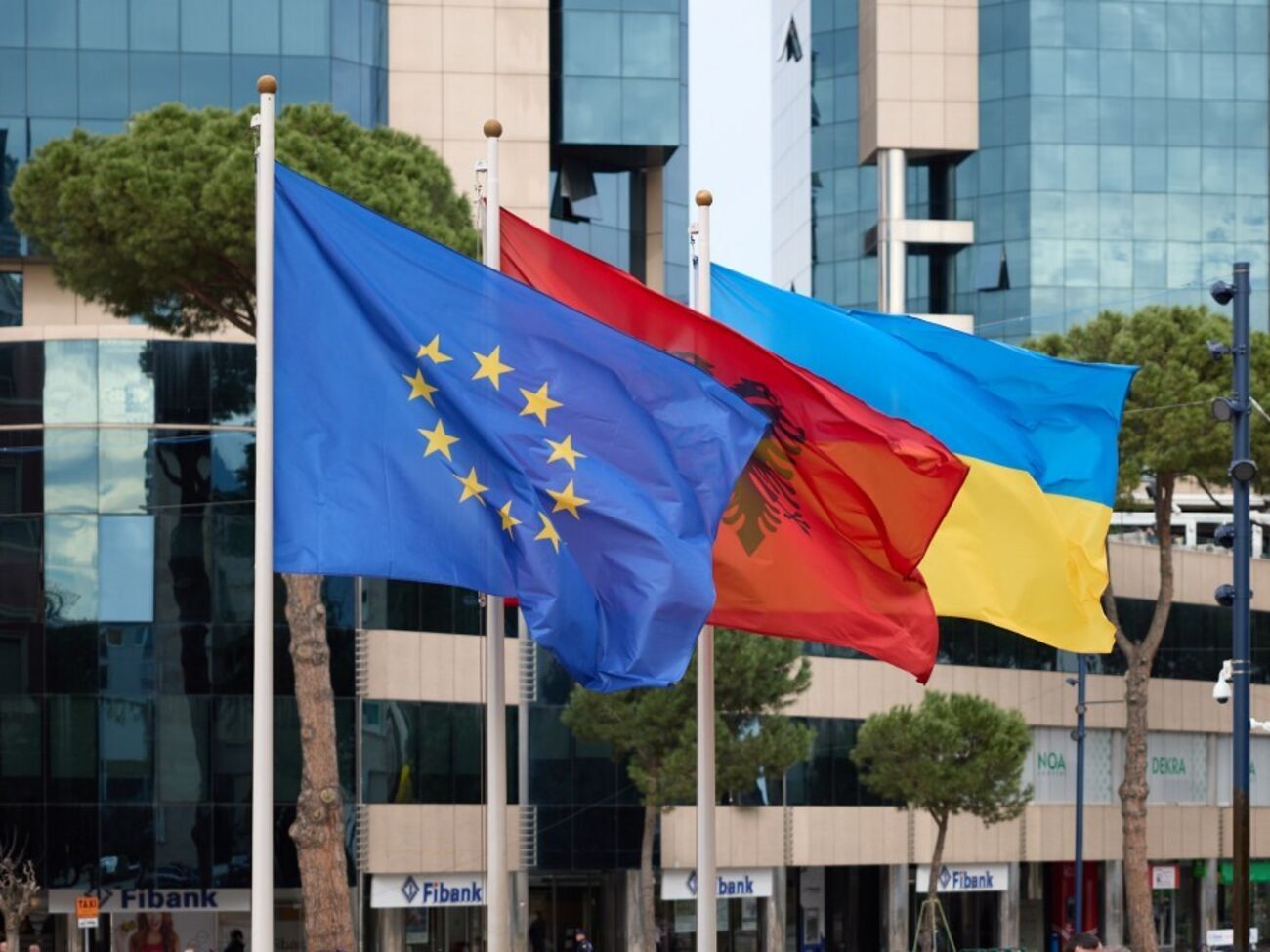 Кожна нація в Європі, яка дотримується принципів європейської та євроатлантичної спільнот і бажає бути членом цих спільнот, заслуговує на повноправну інтеграцію, зазначив Зеленський на саміті