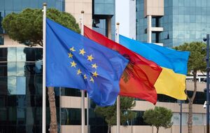 Каждая нация в Европе, которая придерживается принципов европейского и евроатлантического сообществ и желает быть членом этих сообществ, заслуживает полноправной интеграции, отметил Зеленский на саммите