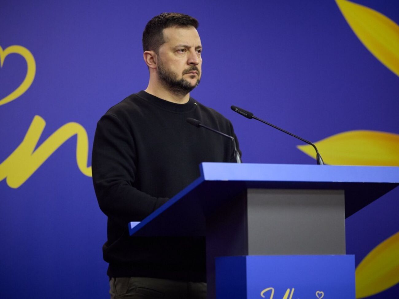 Зеленский (на фото): Чем сильнее мы будем в Украине, тем слабее будет Путин