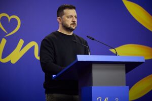 Зеленский (на фото): Чем сильнее мы будем в Украине, тем слабее будет Путин