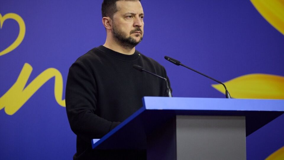 Зеленский (на фото): Чем сильнее мы будем в Украине, тем слабее будет Путин