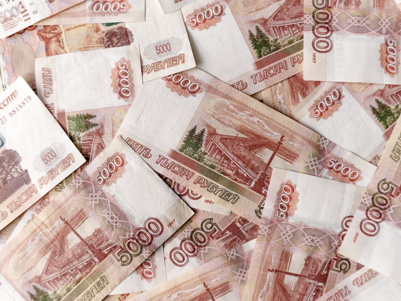 У деяких регіонах Росії на рахунках населення різко побільшало грошей