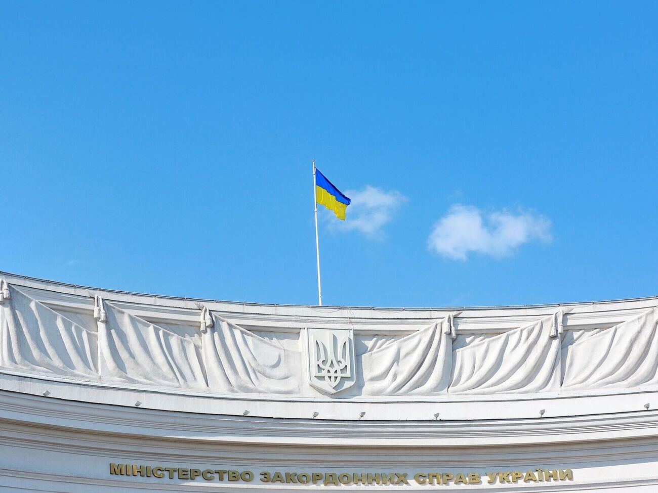 За даними соціологів, підтримує зовнішню політику керівництва України більшість жителів усіх регіонів країни