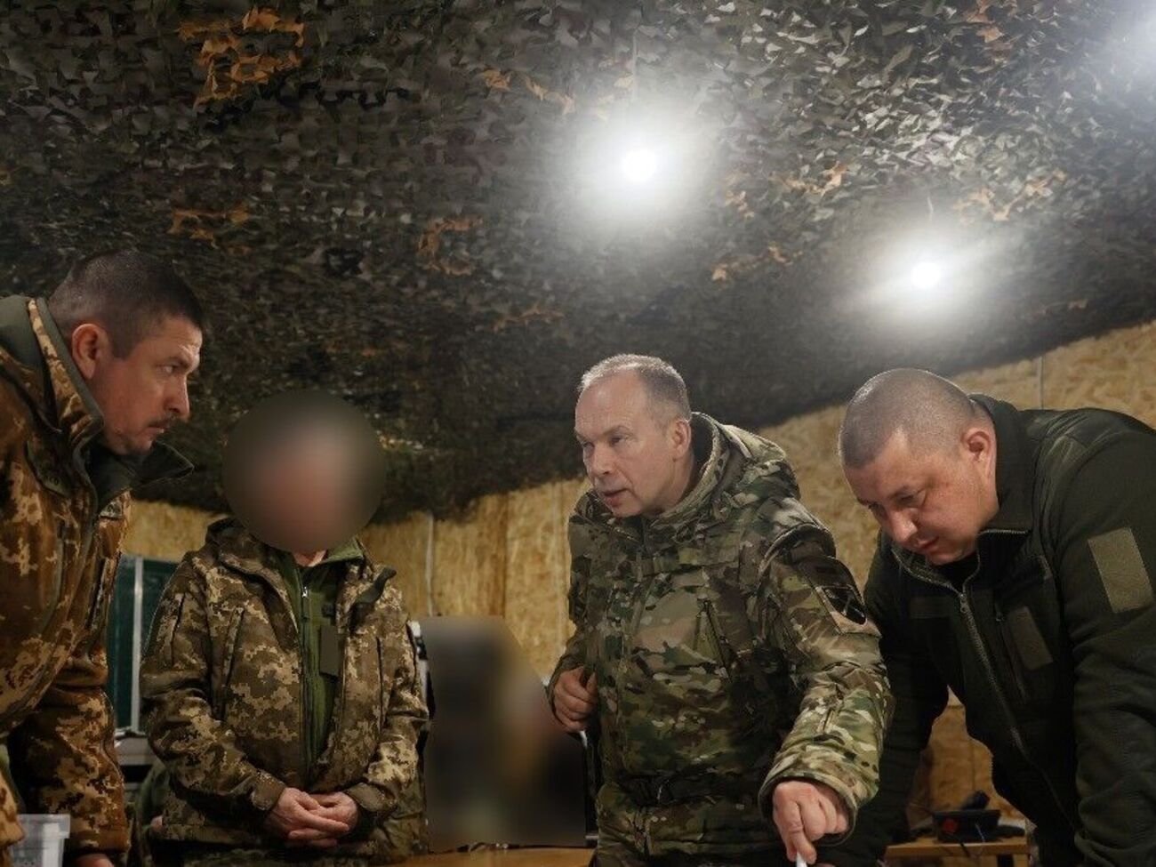 Сырский съездил на передовую - помогал командирам исправить просчеты в обороне на авдеевском направлении