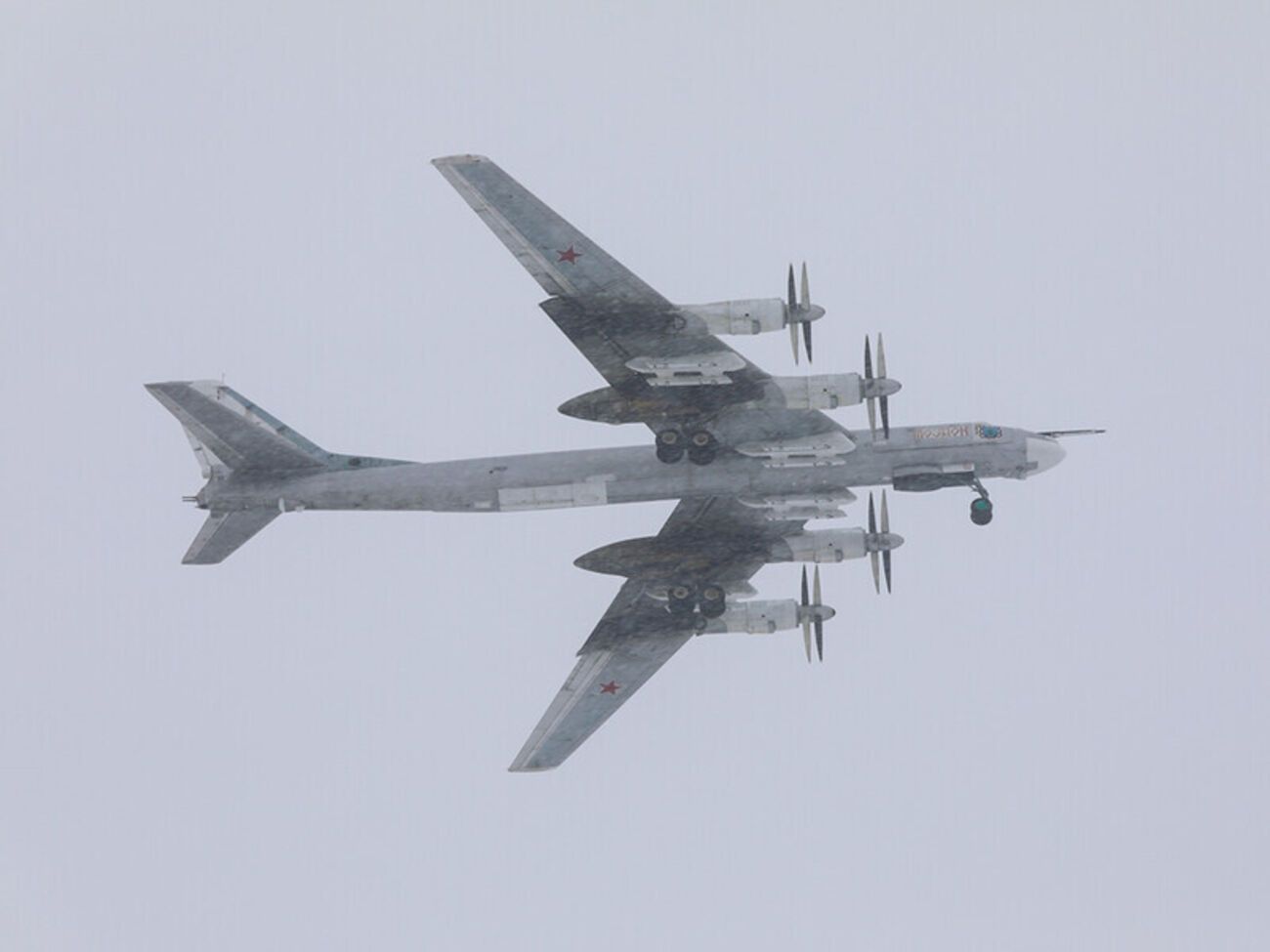 Оккупанты усилили авиационное влияние, используют бомбардировщики, говорят в Луганской ОВА