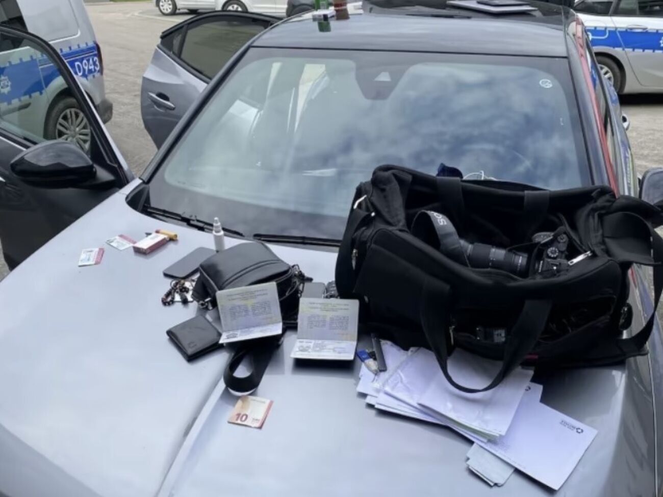 Машину журналистов обыскали и удалили часть информации с карт памяти, говорят в УП