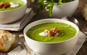 Варите горох на маленьком огне около часа, до готовности