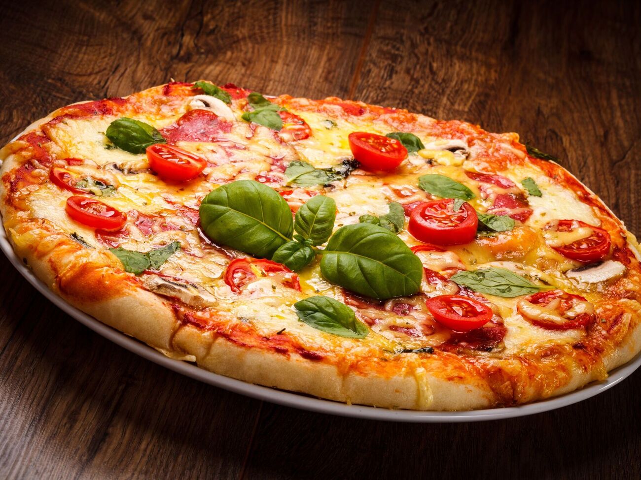 Выпекайте пиццу около 10 минут при температуре 230 °С, включив режим с конвекцией