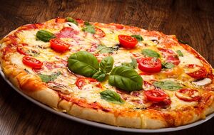 Выпекайте пиццу около 10 минут при температуре 230 °С, включив режим с конвекцией