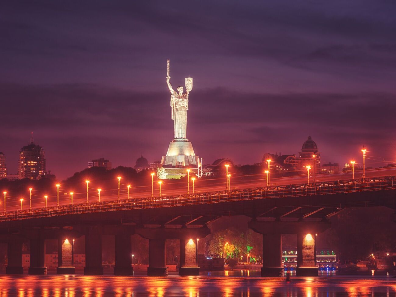 За оцінками української розвідки, Путін не відмовився від своїх планів захопити великі міста України, включно з Києвом та Одесою, зазначило Bloomberg