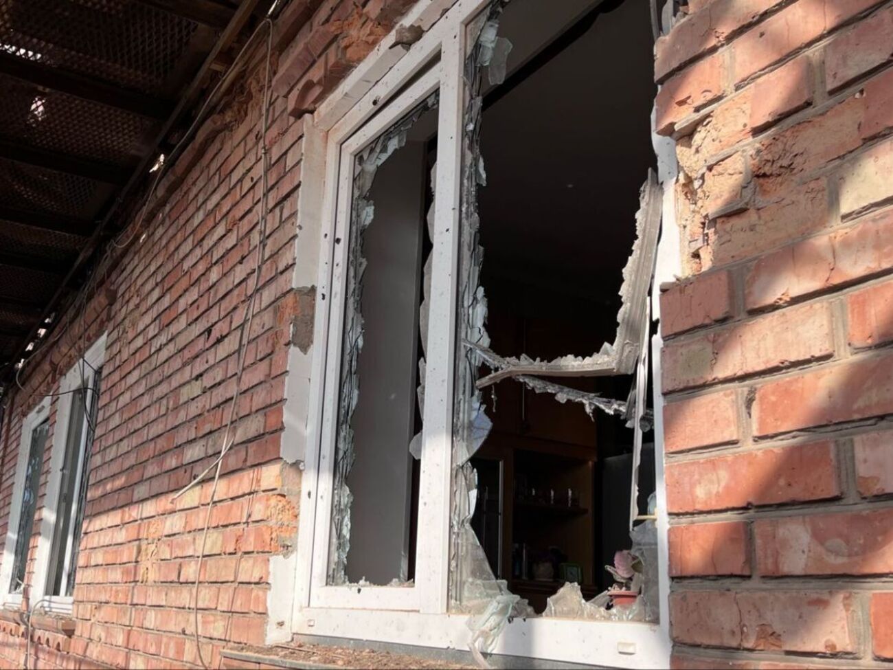 В Никополе россияне повредили санаторий и пять частных домов