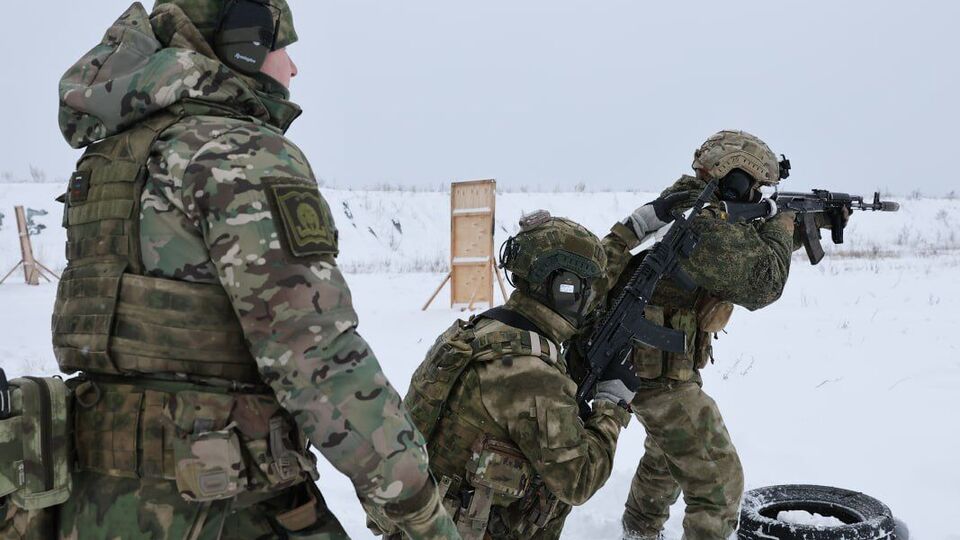 За даними центру, командує батальйоном засуджений за жорстоке вбивство експоліцейський
