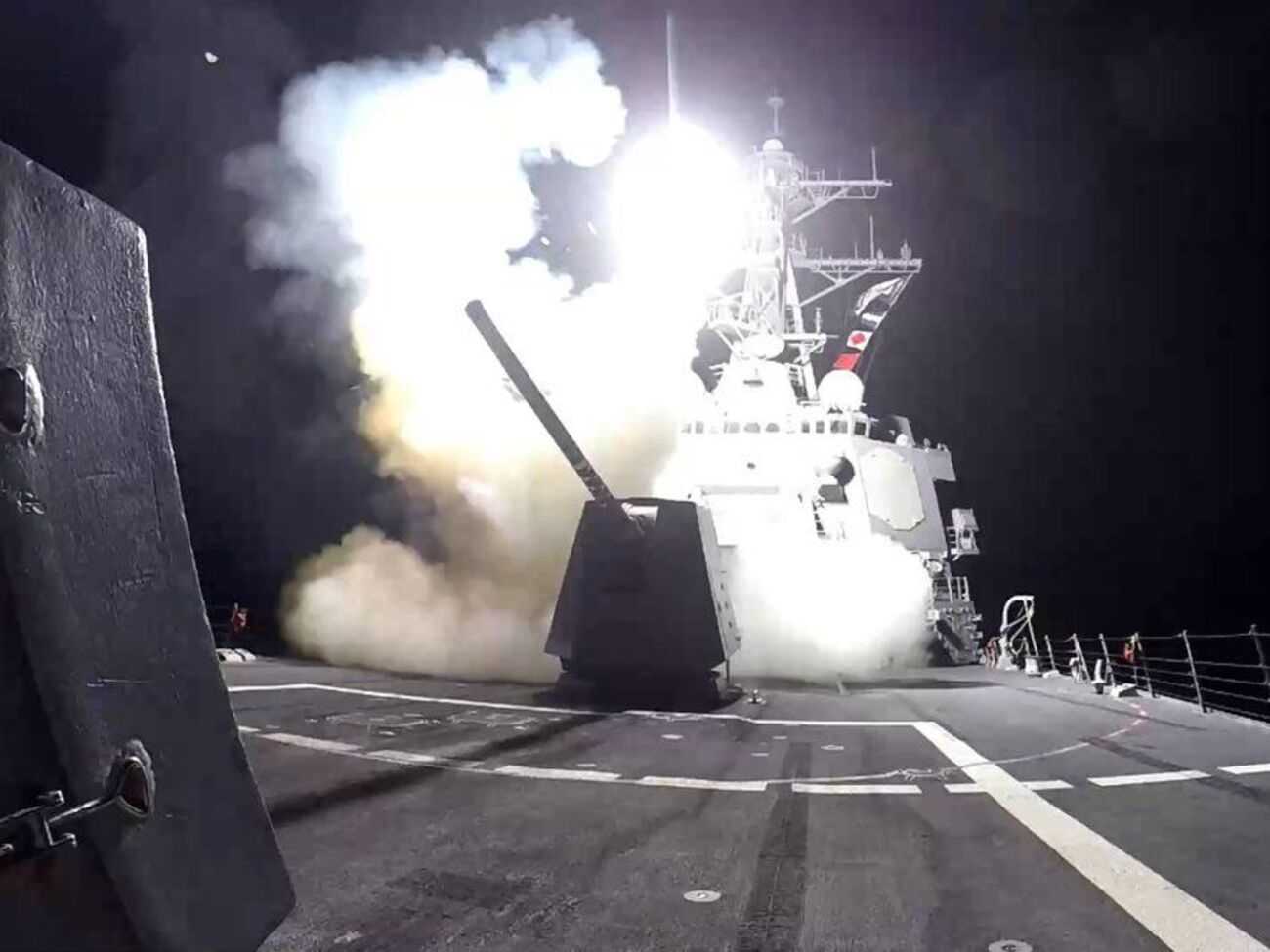 ВС США определили, что крылатая ракета хуситов представляет непосредственную угрозу коммерческим судам и американским военным кораблям в регионе, отметили в Центркоме